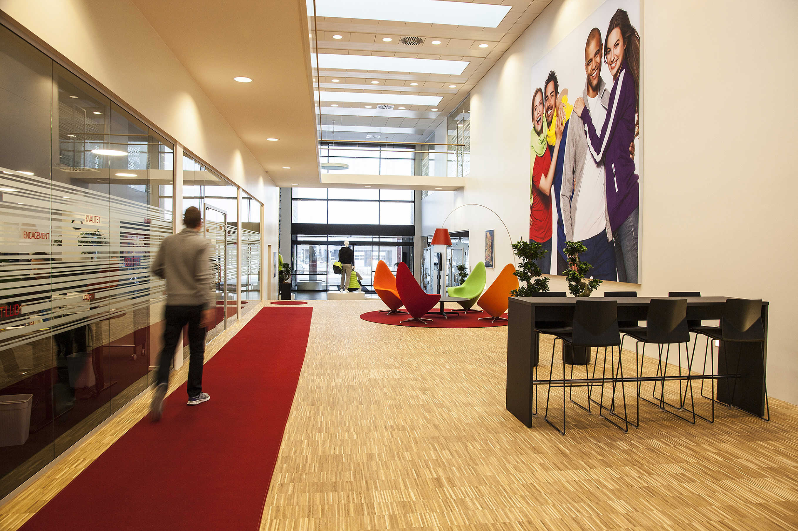 lang rød filt løber på træ gulv